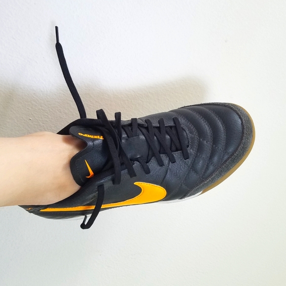 EUC Nike Indoor Soccer Shoes Gray Size 8 - Picture 1 of 4